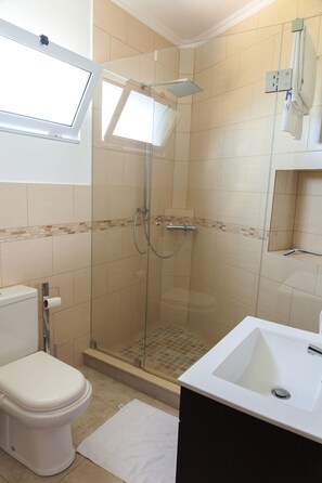 Douche, sèche-cheveux, serviettes fournies, savon