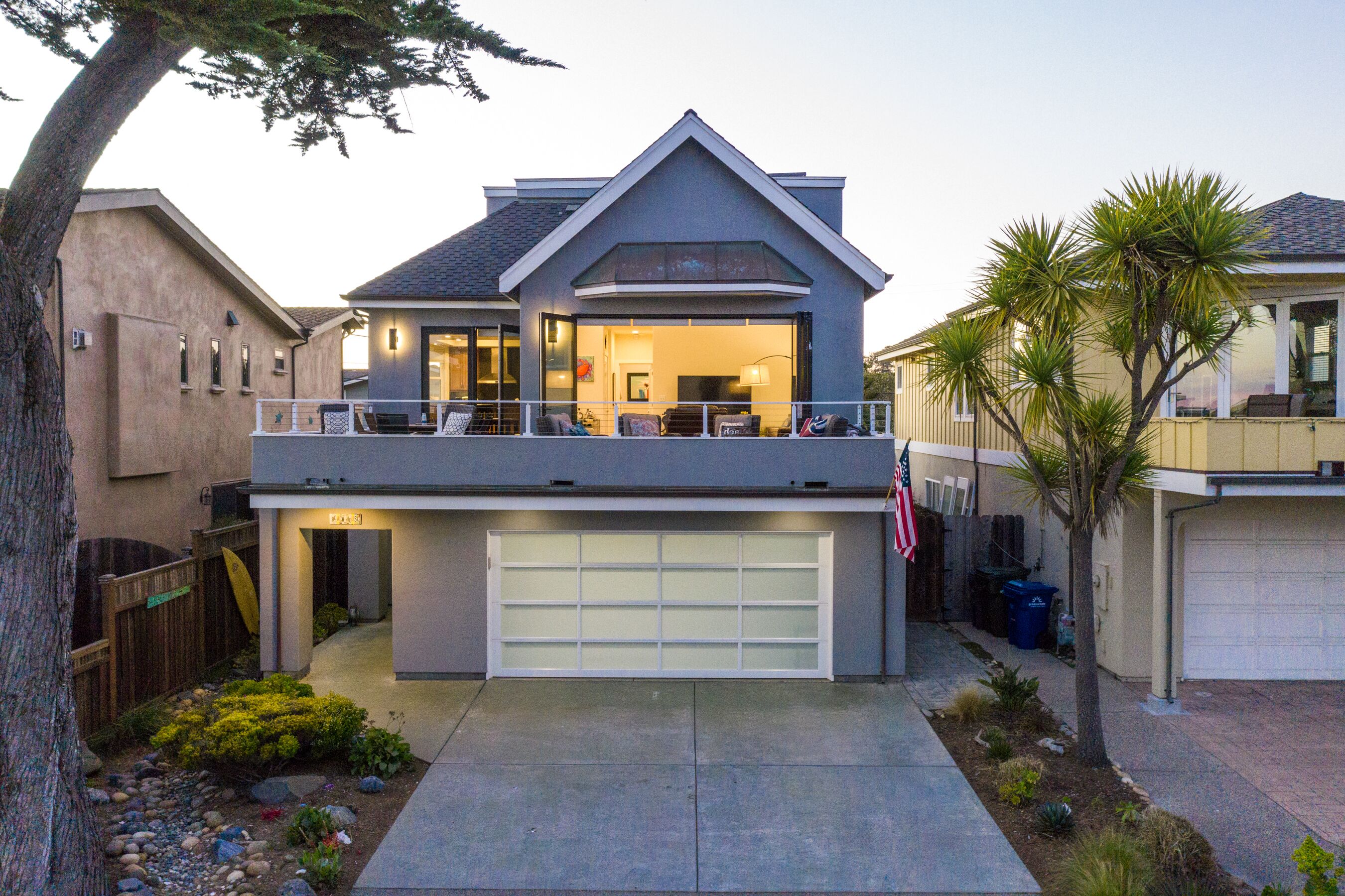 Stellar Location in Pleasure Point.  Hot Tub.  Firepit.  Steps to the Surf.