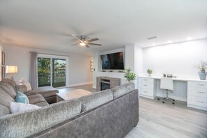 Smart TV, fireplace, offices - Island Homes-on canal w/dock and heated pool/5 min walk to beach (Fort Myers Beach)