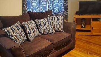 TV connectée, lecteur de DVD, livres