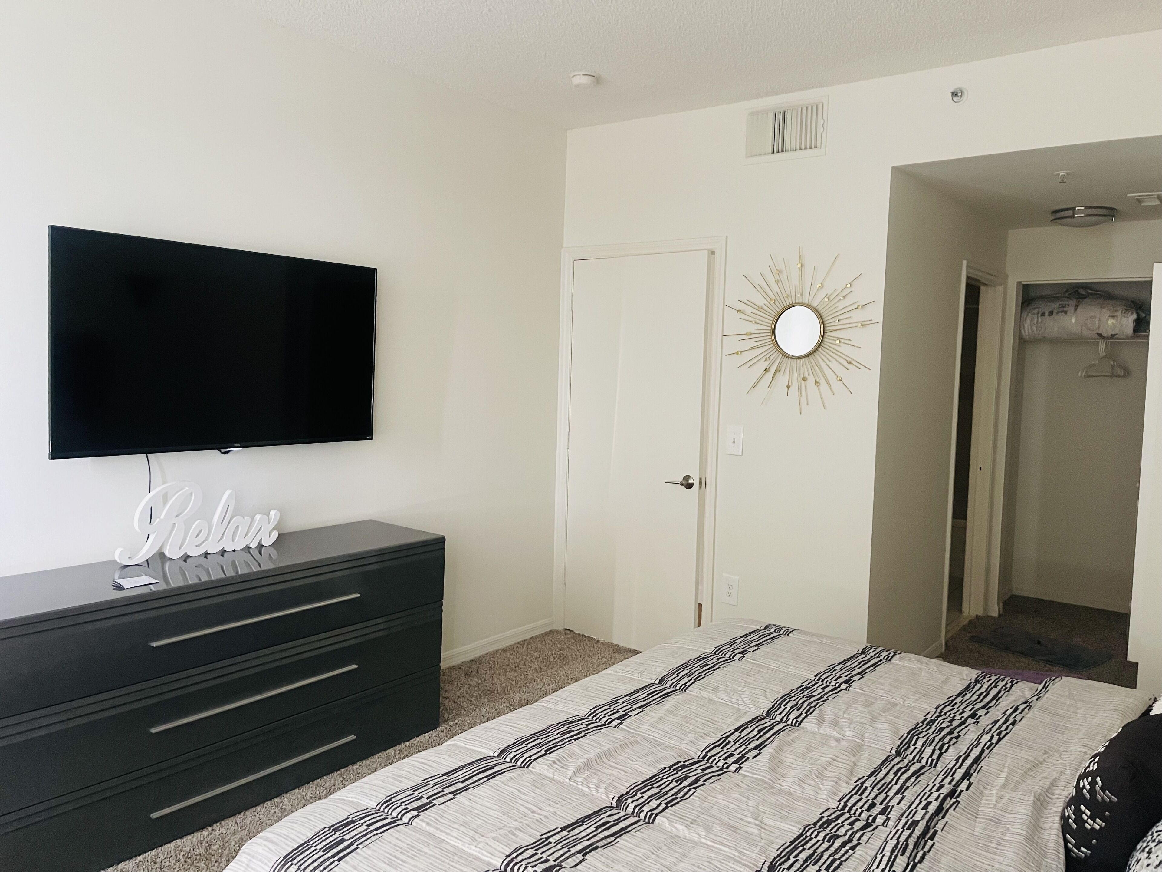 Pleasurable 1/1 Cozy Home W/ Pool/Movie/Boat/Beach