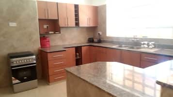 Réfrigérateur, four, plaque de cuisson, bouilloire électrique