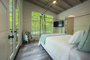 3 bedrooms, free WiFi, bed sheets - 4TH NIGHT FREE - 2022 Modern Farmhouse Cabin heavily wooded on Serenity Creek (Broken Bow)
