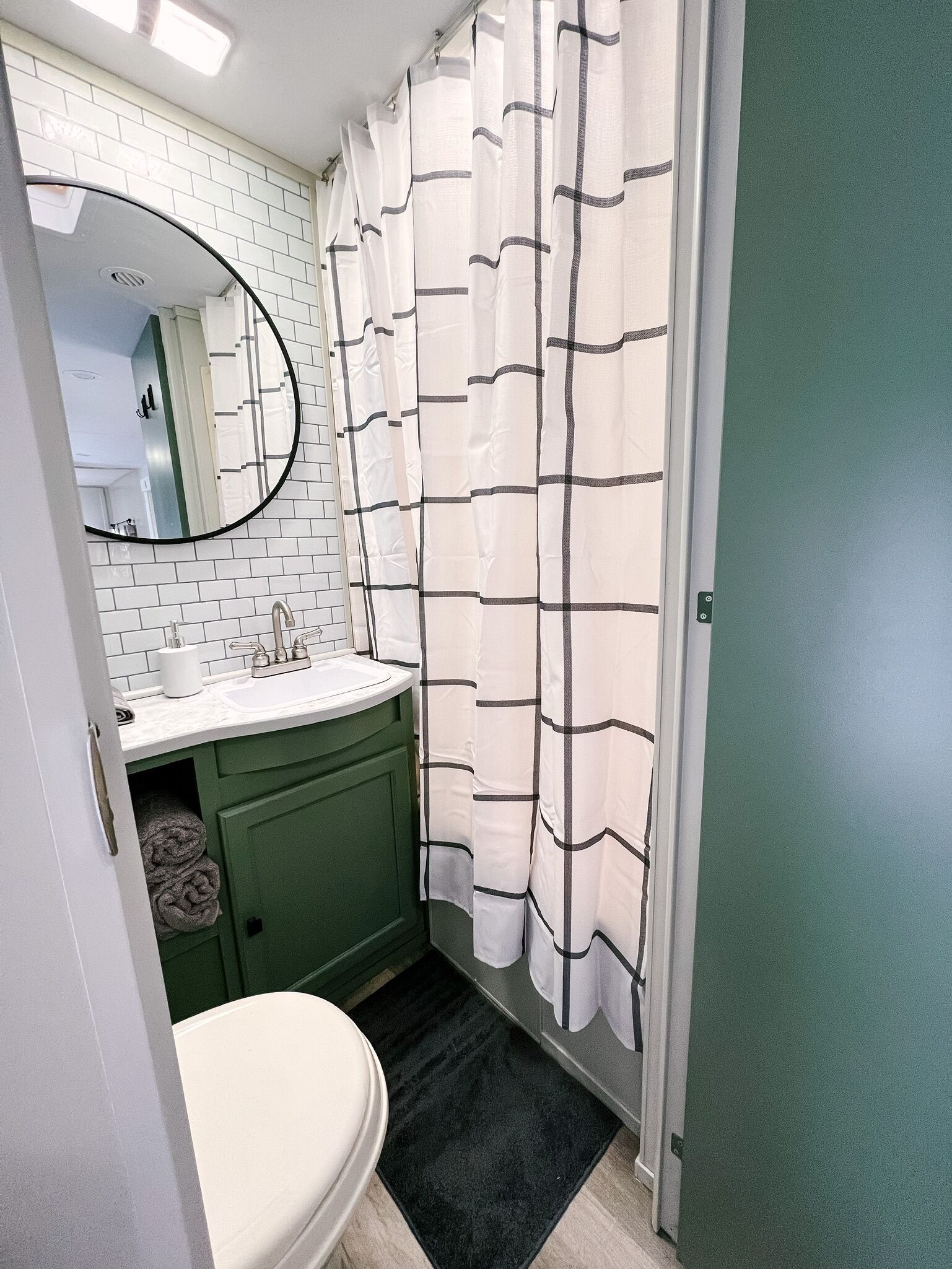 Ensemble douche/baignoire, sèche-cheveux, serviettes fournies, savon