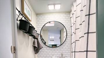 Ensemble douche/baignoire, sèche-cheveux, serviettes fournies, savon