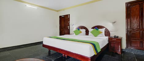 Deluxe Room | Blackout drapes, iron/ironing board, bed sheets