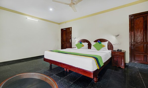 Cortinas blackout, tabla de planchar con plancha y ropa de cama