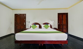 Cortinas blackout, tabla de planchar con plancha y ropa de cama 