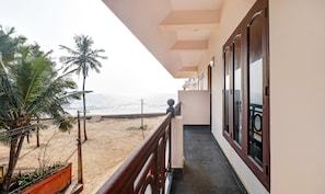 Cortinas blackout, tabla de planchar con plancha y ropa de cama