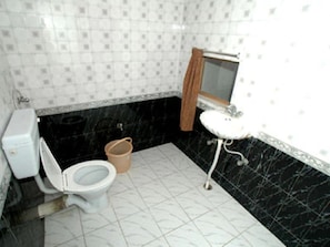 Shower, rainfall showerhead, free toiletries, bathrobes
