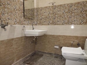 Shower, rainfall showerhead, free toiletries, bathrobes