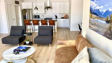 Smart TV, libros y monitor de computadora