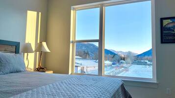 2 habitaciones, escritorio y tabla de planchar con plancha