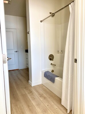 Combined shower/tub, hair dryer, towels, soap - Paradise Valley View Getaway (Livingston)