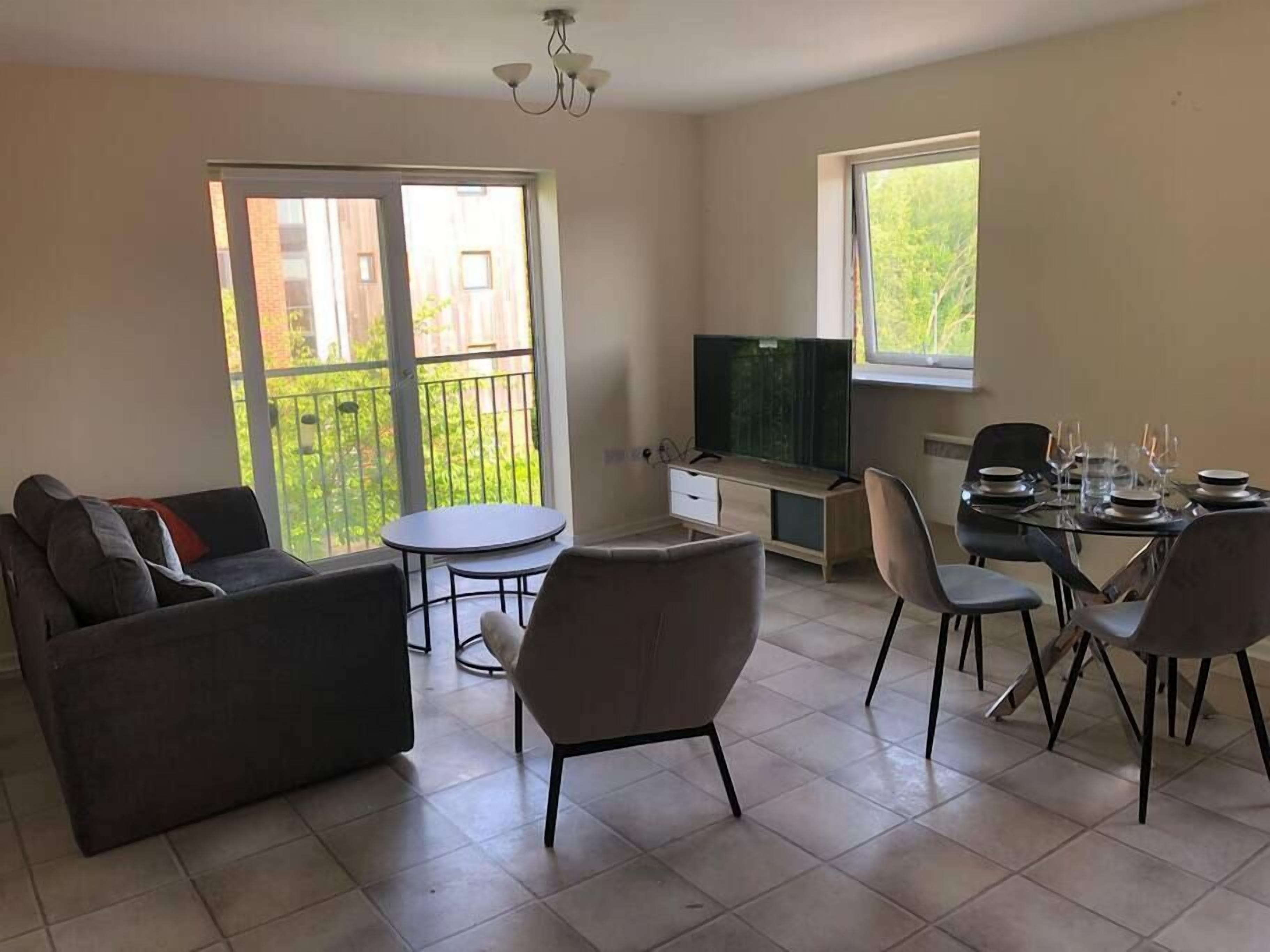Spacious 2 Bedroom Flat with Private Parking