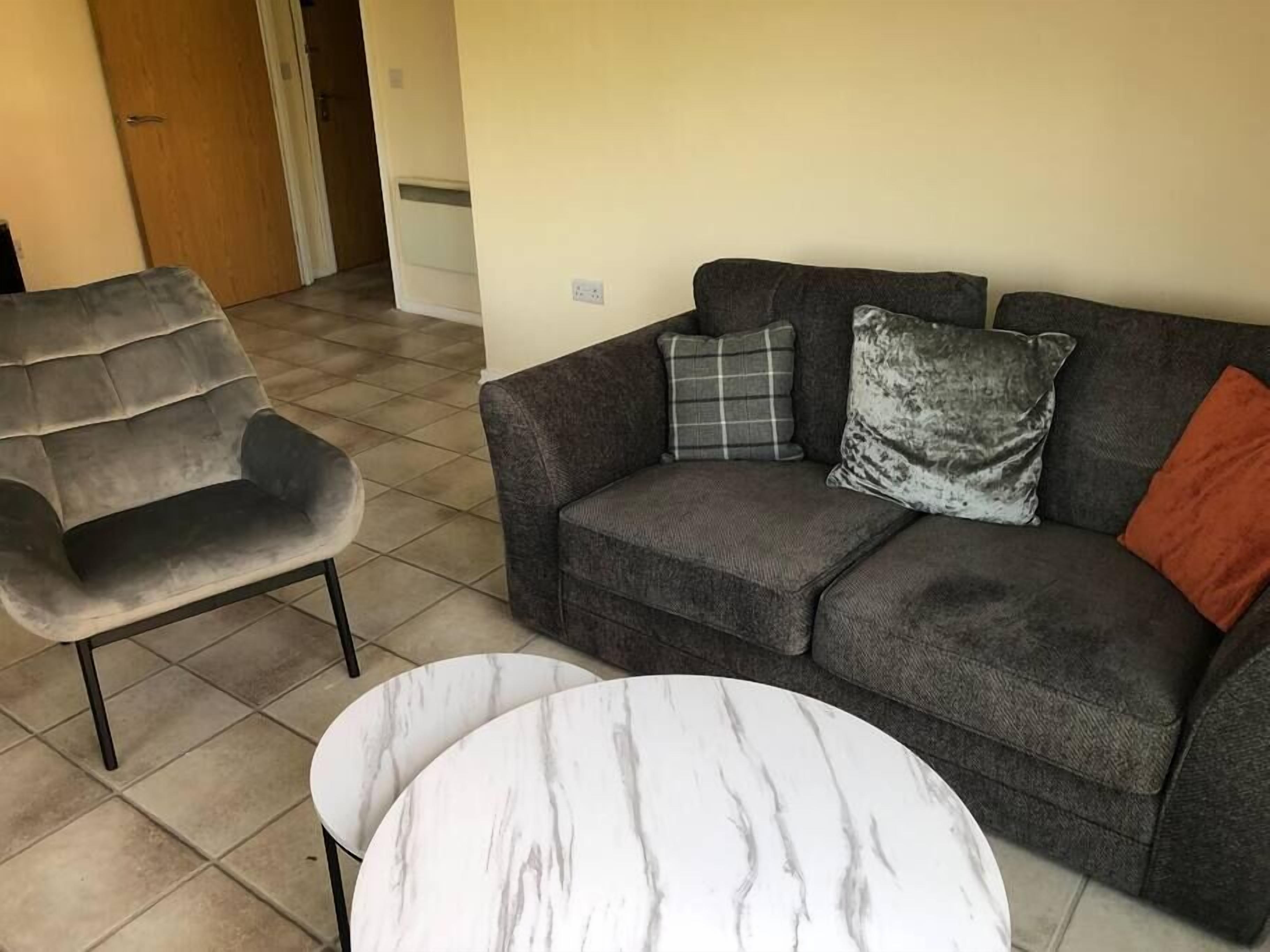 Spacious 2 Bedroom Flat with Private Parking