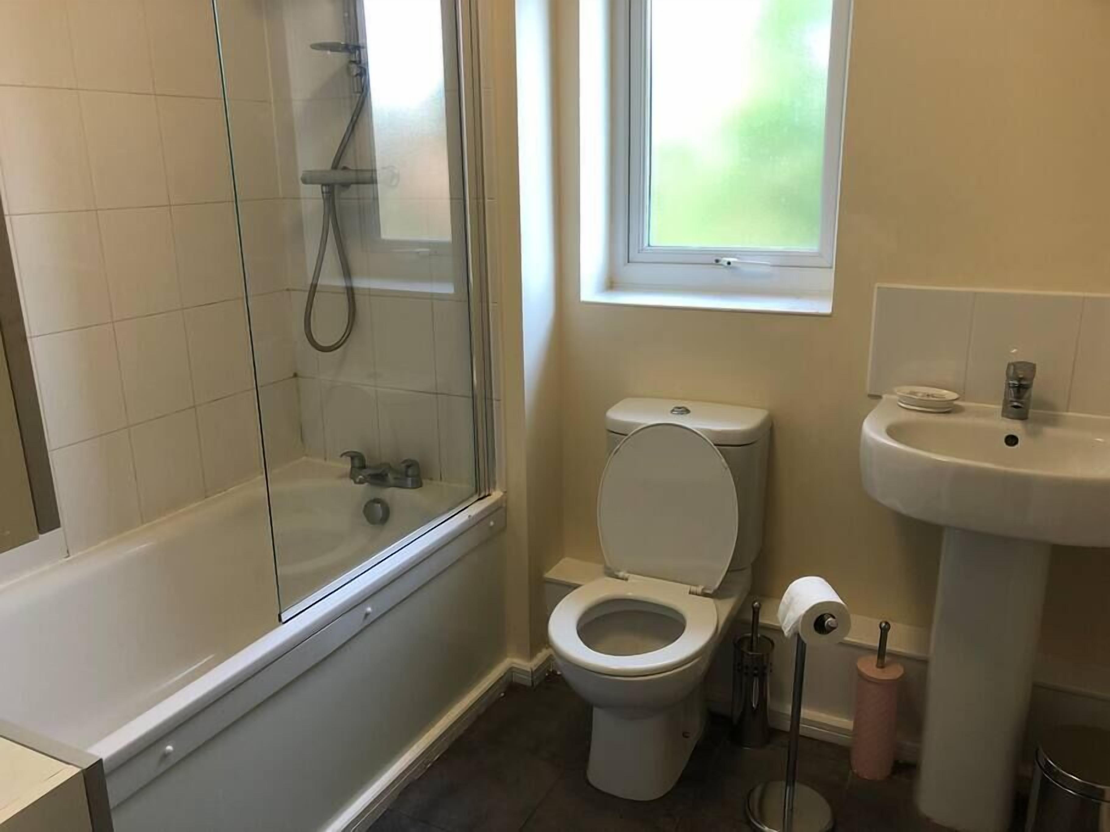 Spacious 2 Bedroom Flat with Private Parking