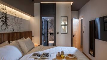 2 bedrooms, in-room safe, desk, iron/ironing board