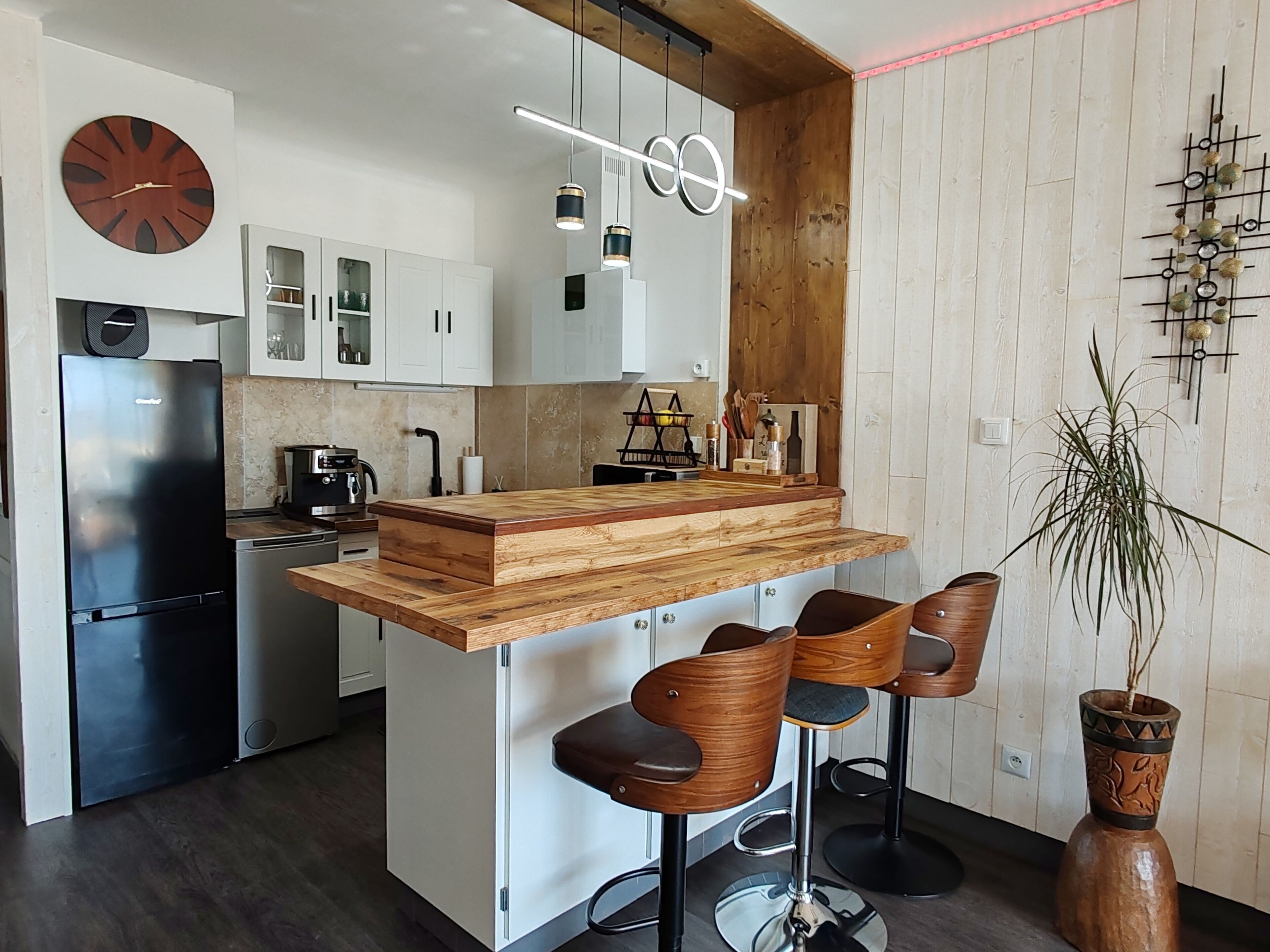 Jääkaappi, mikroaaltouuni, uuni, liesi