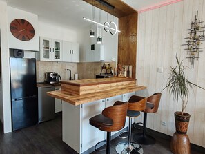 Fridge, microwave, oven, stovetop - Studio apartment on the seafront (Port-la-Nouvelle)