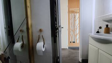 Ensemble baignoire-douche, séchoir à cheveux, serviettes fournies, savon