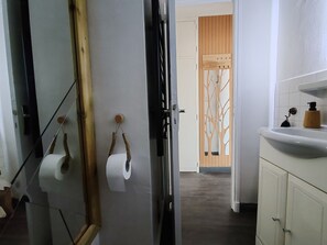 淋浴/盆浴组合、吹风机、毛巾、肥皂