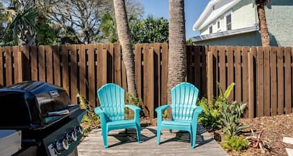 Enjoy GEM 3 in Jax Beach, 4 Blocks to Ocean ,Relaxing Screened Porch, Soaking Tub, Month Stays Ok