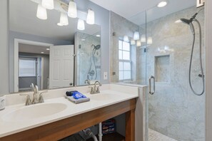 Shower, hair dryer, towels, soap - Sun & Beach Vibes - a 4 block walk to the beach (Jacksonville Beach)