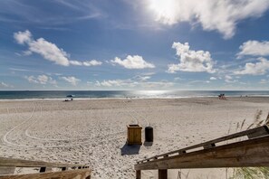 Na praia, toalhas de praia, passeios de lancha, prática de pesca