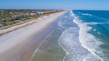 Plage à proximité, serviettes de plage, surf