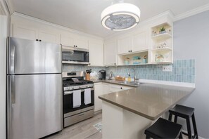 Een koelkast, een microgolfoven, een oven, een kookplaat