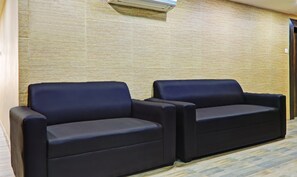 Lobby sitting area - Treebo Raj Inn Lalpur (Ranchi)