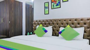 Kamar Standar | Meja kerja dan setrika/meja setrika
