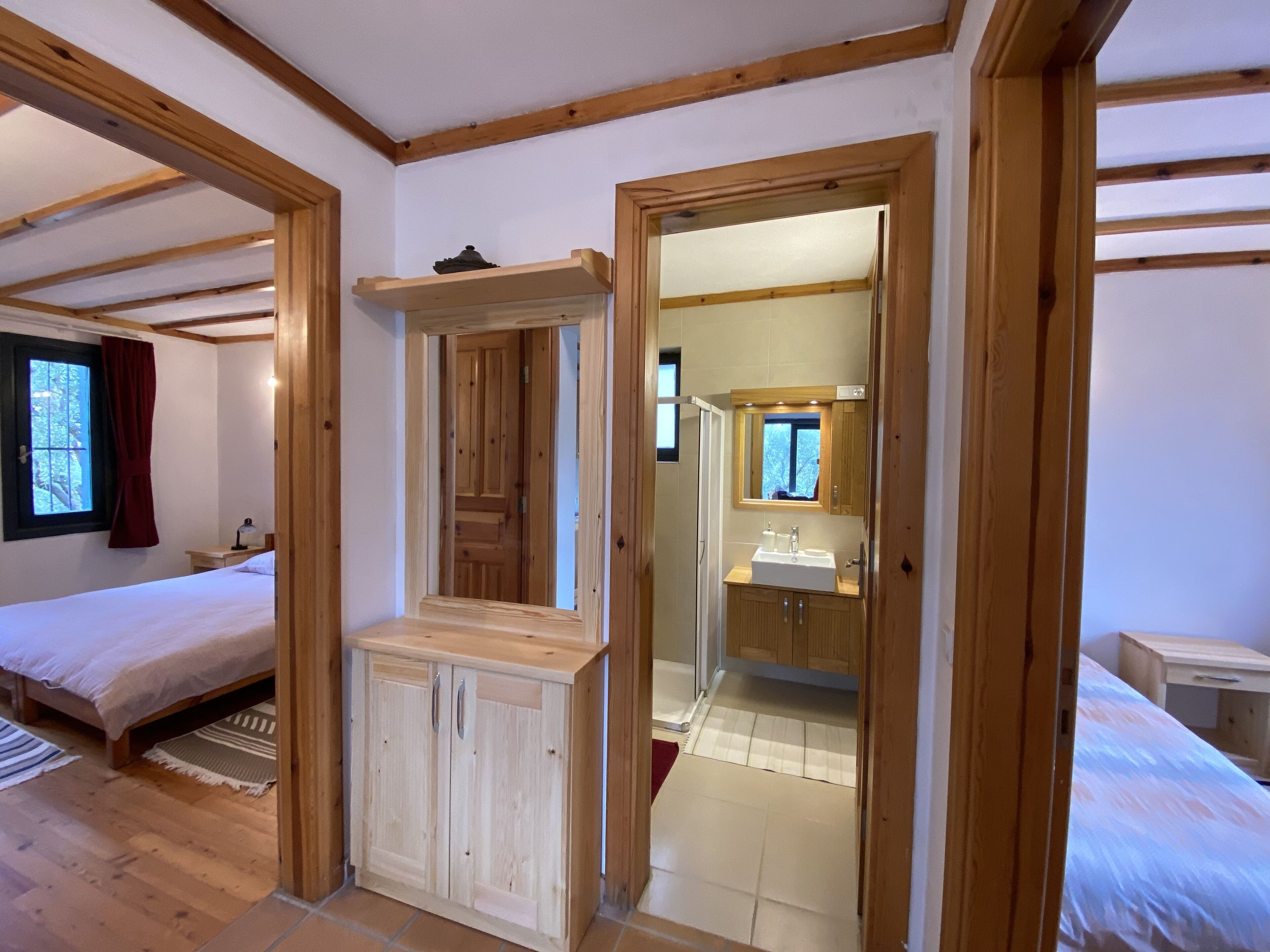 2 dormitorios, tabla de planchar con plancha, cuna de viaje