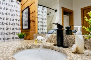 Combined shower/tub, hair dryer, towels