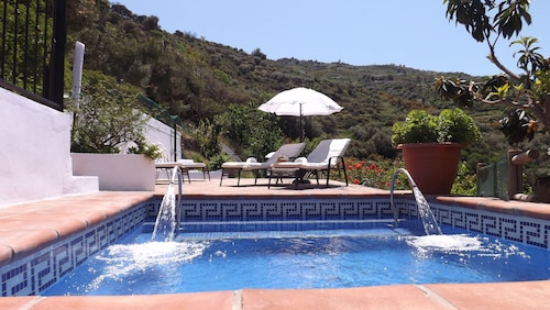 Casa rural rodeada de arboles frutales con piscinas privadas y wifi