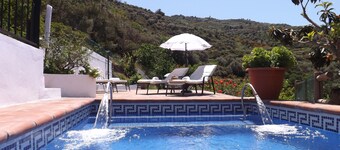 Casa rural rodeada de arboles frutales con piscinas privadas y wifi