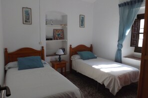 3 bedrooms, iron/ironing board, WiFi, bed sheets