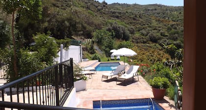 Casa rural rodeada de arboles frutales con piscinas privadas y wifi