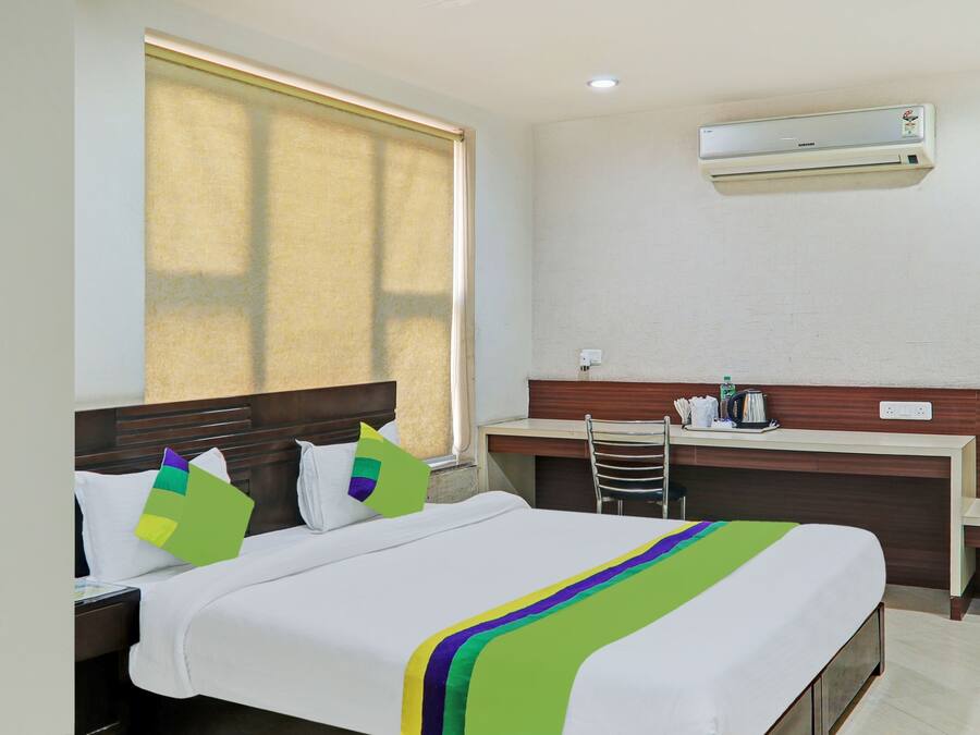 Quarto casal premium | Escrivaninha, ferros/tábuas de passar roupa