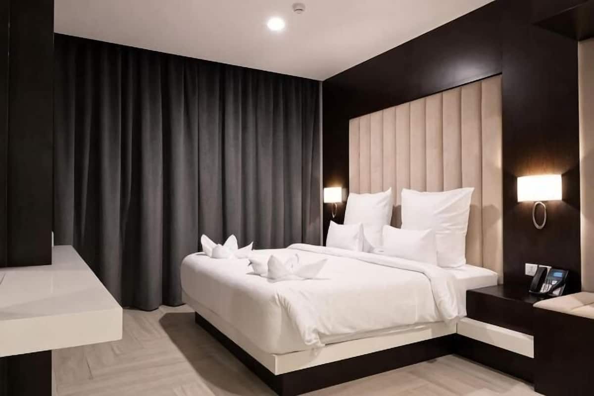 Tabla de planchar con plancha, wifi gratis y ropa de cama