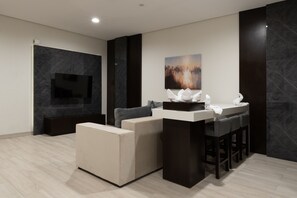 Deluxe Studio | Living area | 55-inch LED TV with satellite channels, TV, fireplace