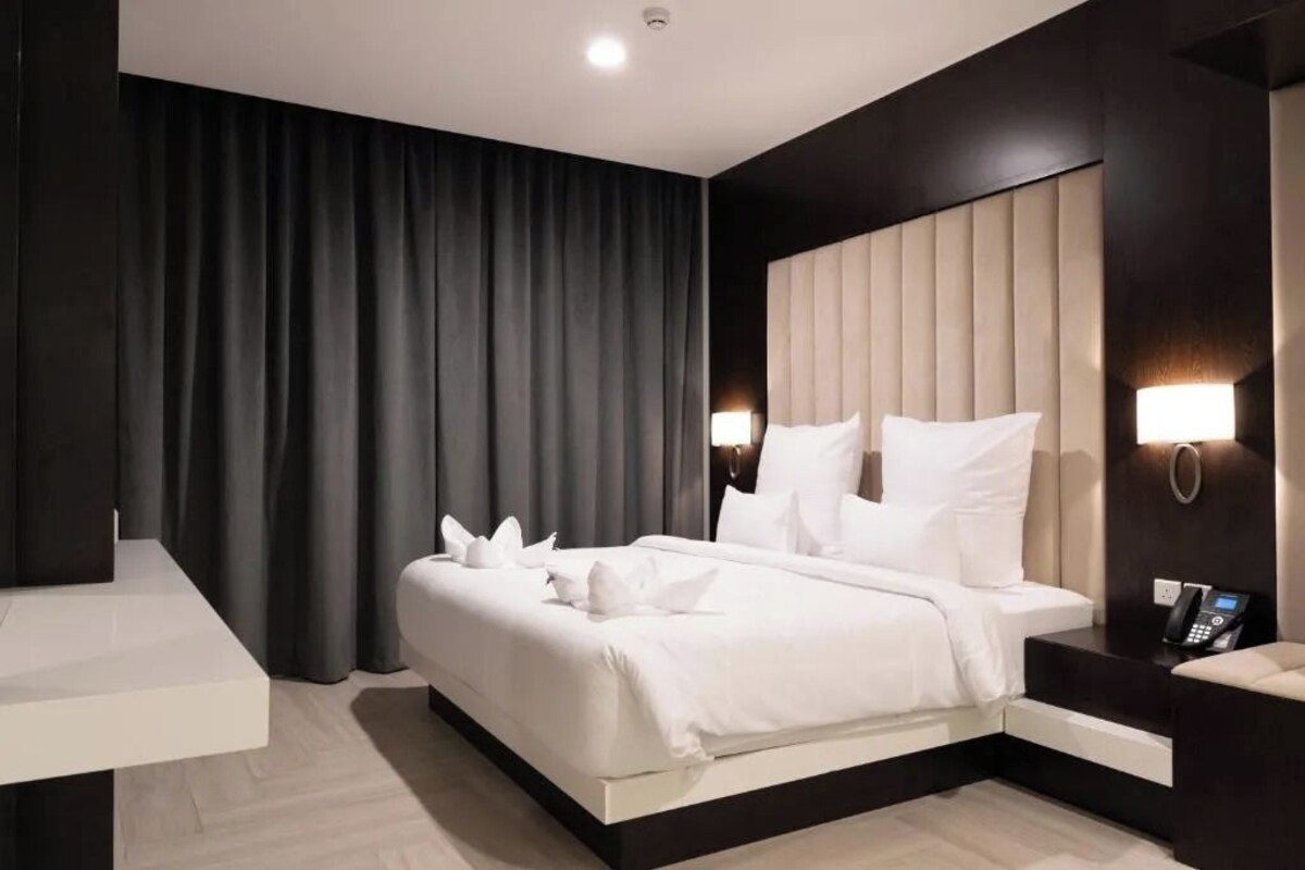 Tabla de planchar con plancha, wifi gratis y ropa de cama