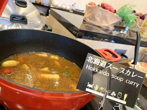 A pot of Hokkaido soup curry with a sign indicating its name.