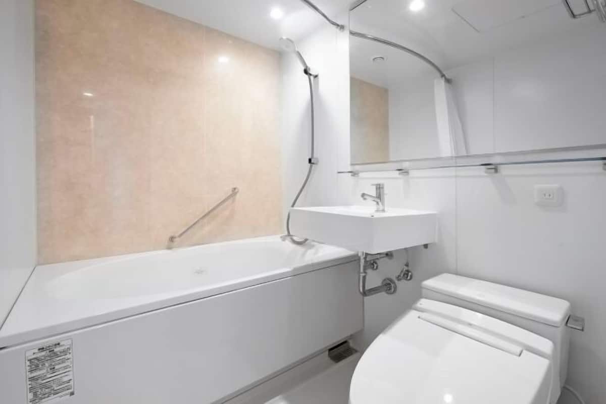 Badewanne, Haartrockner, Hausschuhe, Bidet