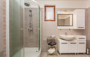 Apartment (Two Bedroom Apartment with Terrace an) | Bathroom | Towels