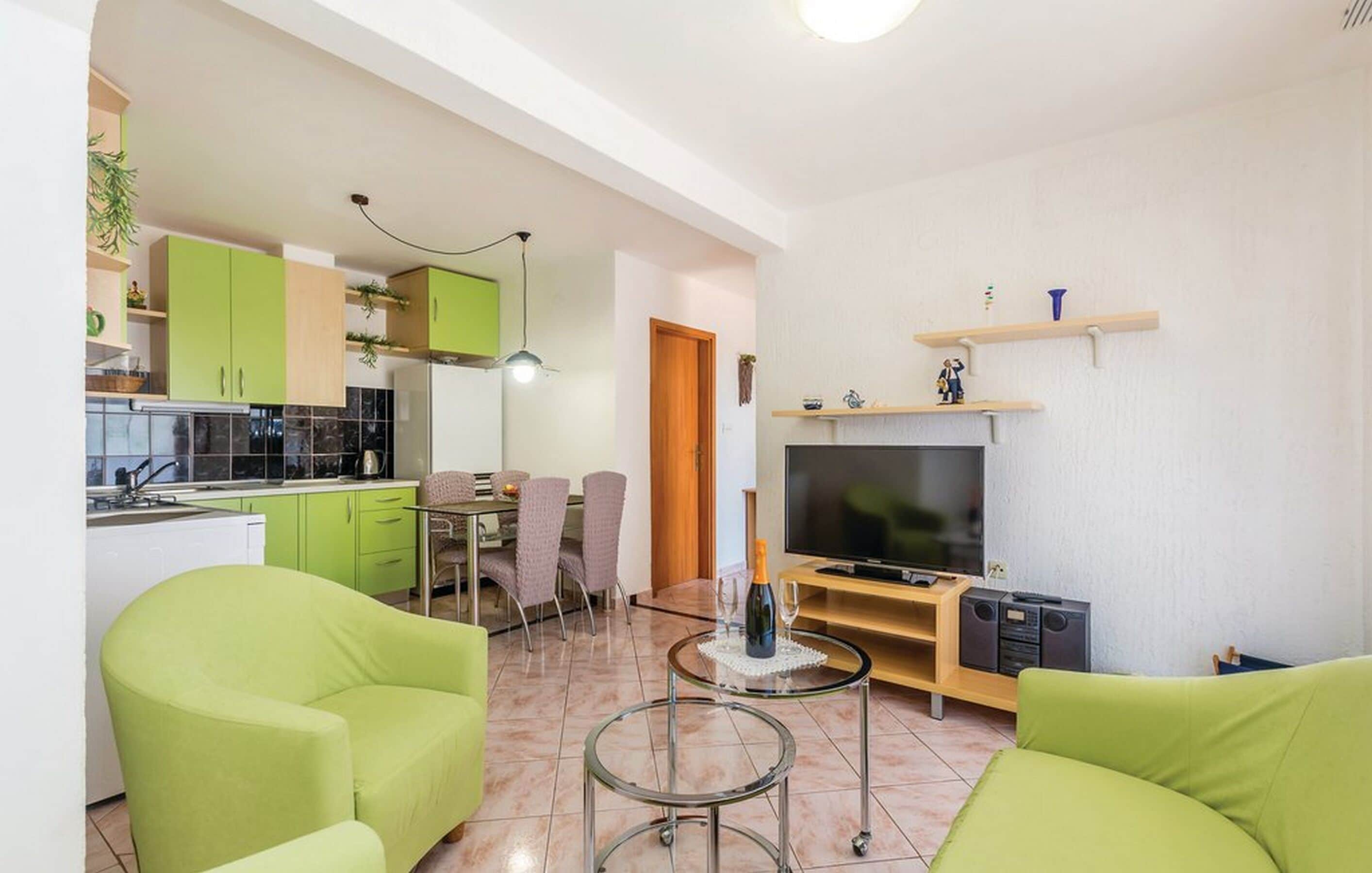 Un apartamento moderno con cocina, comedor y sala de estar.