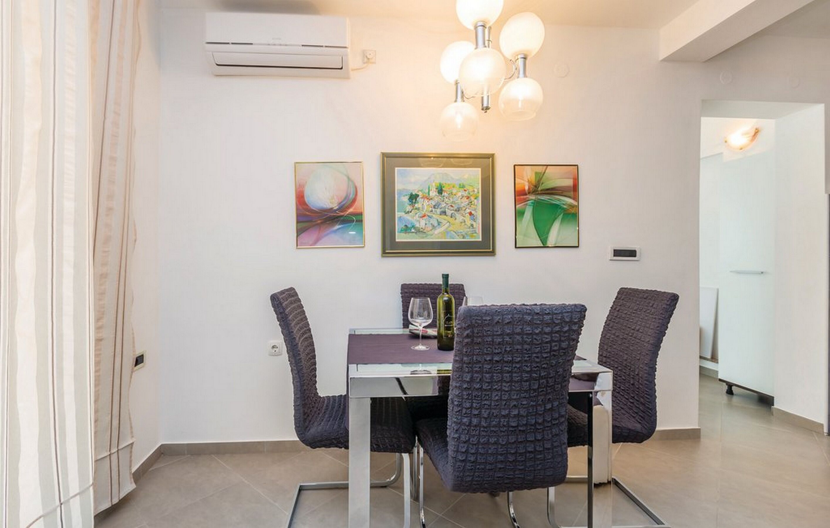 Leilighet (Two Bedroom Apartment with Terrace an) | Spisestue