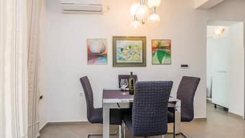 Appartement (Two Bedroom Apartment with Terrace an) | Dineerruimte