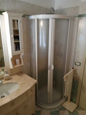 Dusche, Haartrockner, Bidet, Handtücher